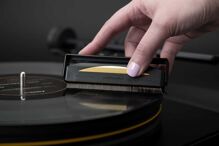 Audioquest Anti Static Record Brush - antistatický karbonový kartáček na čištění LP (1 248 tis. vláken) (8)